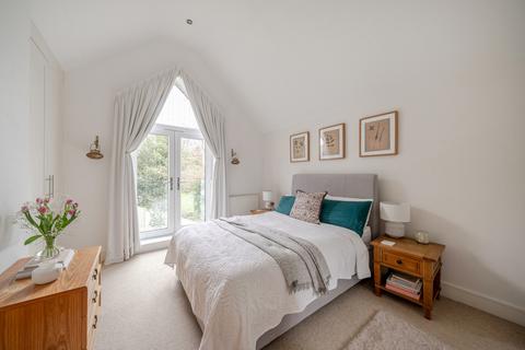 3 bedroom detached house to rent, Thistlecroft Road, Hersham, Walton-on-Thames, KT12
