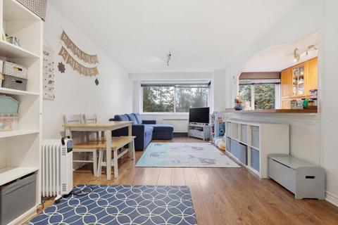 2 bedroom flat for sale, Queenswood Gardens, Aldersbrook