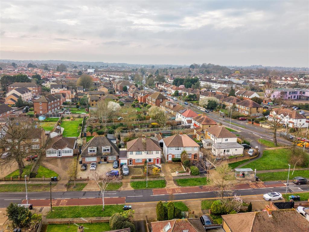 Gilders Road, Chessington1.jpg