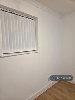 2 bedroom semi-detached house to rent, Warwick Crescent, Hayes, UB4