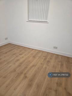 2 bedroom semi-detached house to rent, Warwick Crescent, Hayes, UB4