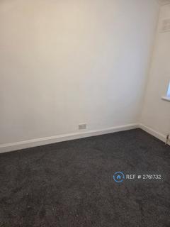 2 bedroom semi-detached house to rent, Warwick Crescent, Hayes, UB4