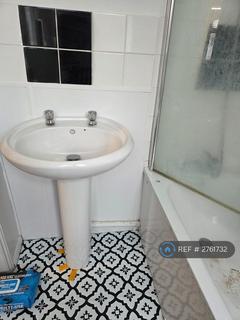 2 bedroom semi-detached house to rent, Warwick Crescent, Hayes, UB4