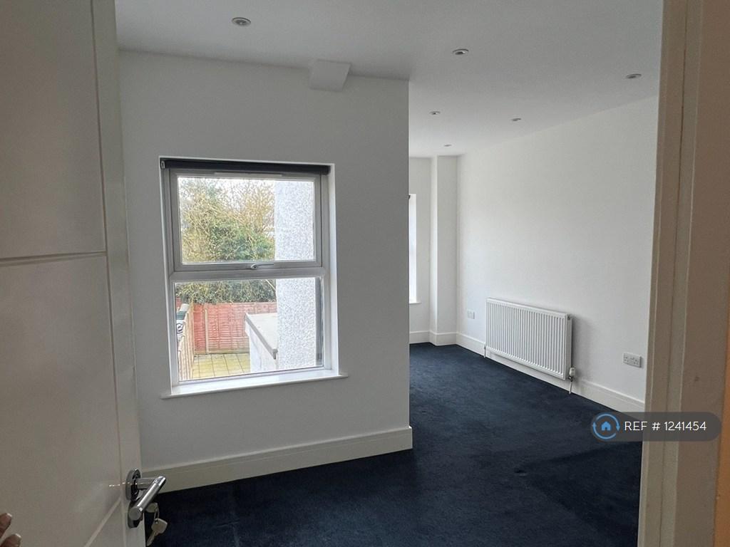 1st Floor Master Bedroom