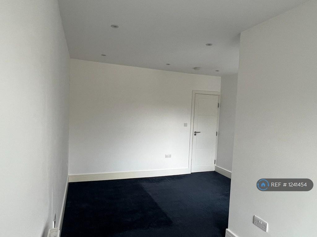 1st Floor Master Bedroom