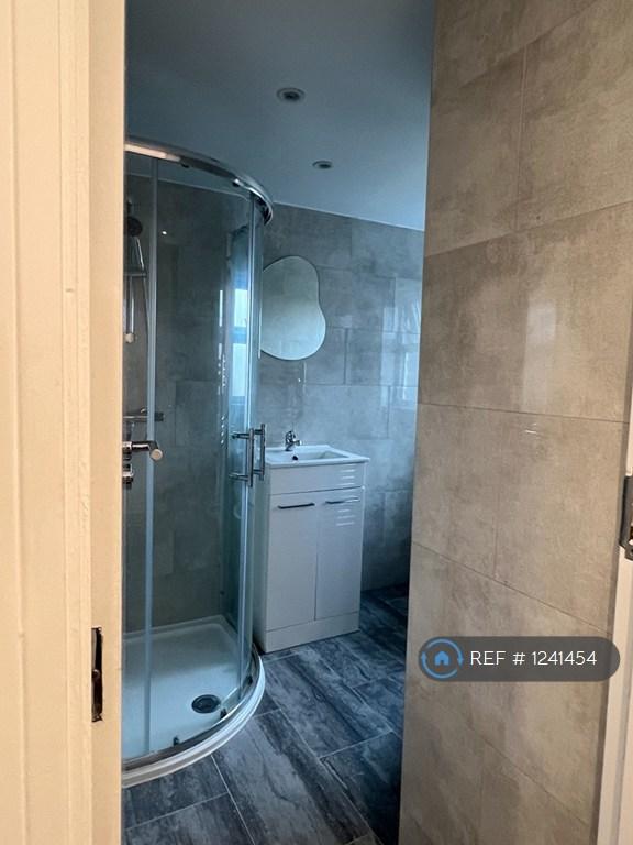 2nd Floor Bathroom