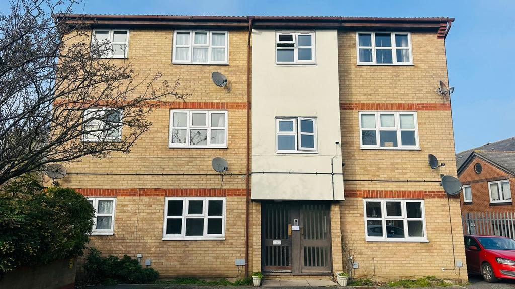 2 bedroom purpose built flat available to let in