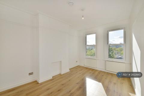 3 bedroom end of terrace house to rent, Hermiston Avenue, London, N8