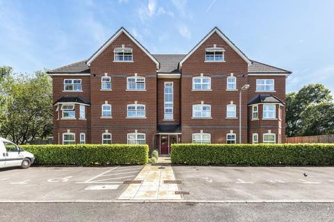 3 bedroom flat for sale, St. Francis Close, Crowthorne RG45