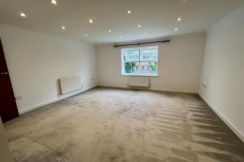 3 bedroom flat for sale, St. Francis Close, Crowthorne RG45