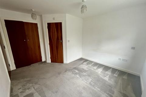 3 bedroom flat for sale, St. Francis Close, Crowthorne RG45