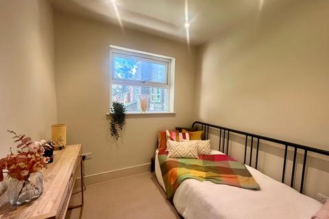 2 bedroom apartment to rent, Whalley Road, Manchester, M16