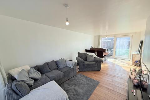 3 bedroom terraced house to rent, Dunsby Close, Nottingham, NG11