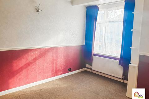 3 bedroom semi-detached house to rent, Third Avenue, Dagenham, RM10 9BD, UK