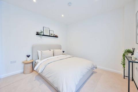 3 bedroom flat to rent, Solomons Passage, Peckham Rye, London, SE15