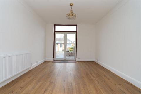 3 bedroom terraced house to rent, Dorchester Avenue, Palmers Green, N13