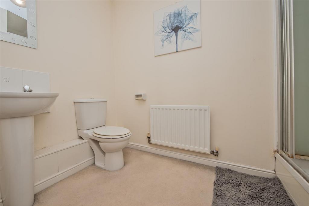 En-suite Shower Room / WC: