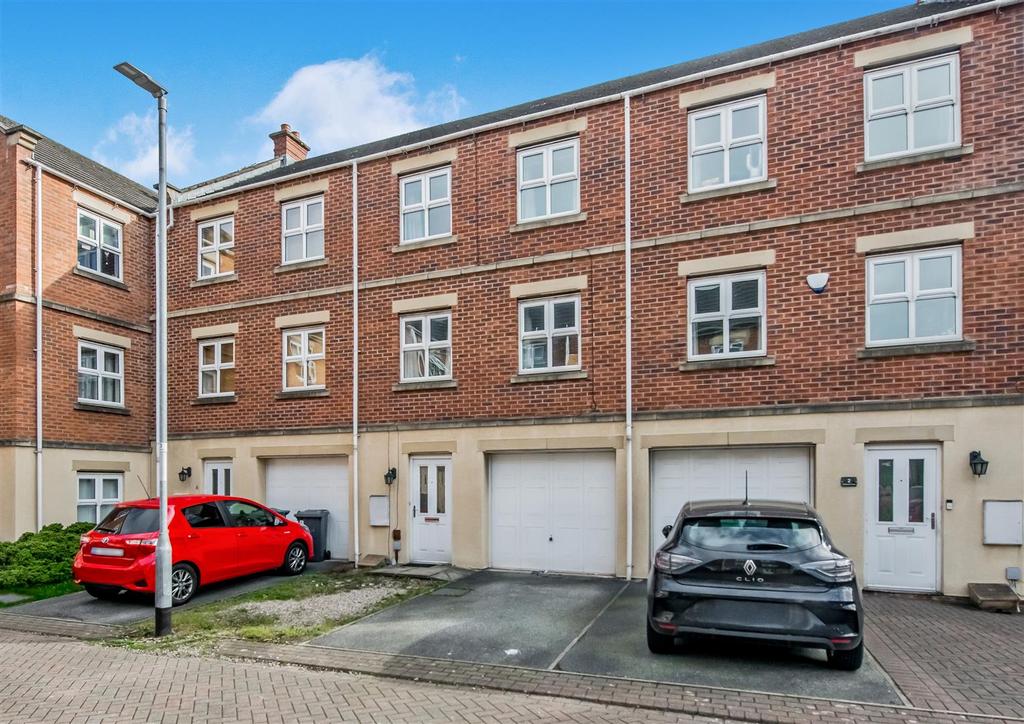 Off Street Parking / Integral Single Garage: