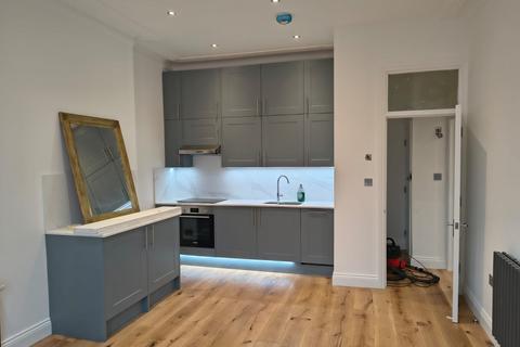 2 bedroom flat to rent, St Stephen's Avenue W12