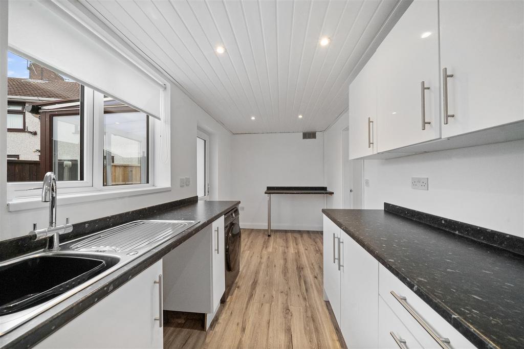 Kitchen2.jpg