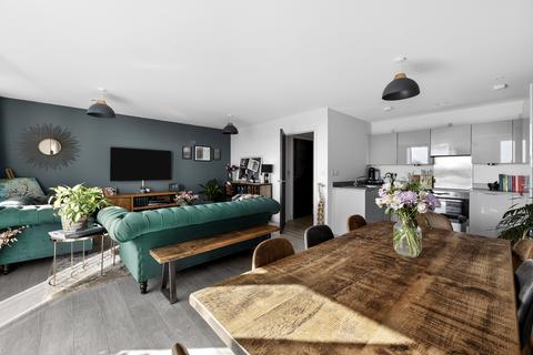 2 bedroom flat for sale, Colonnade Gardens, London, W3