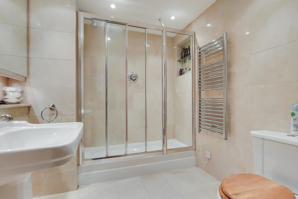5 Ensuite-0.jpg