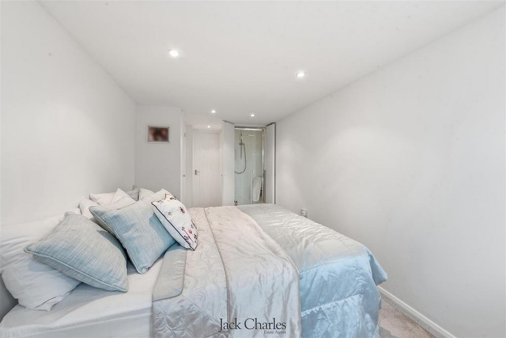 27 Croft Close-17.jpg