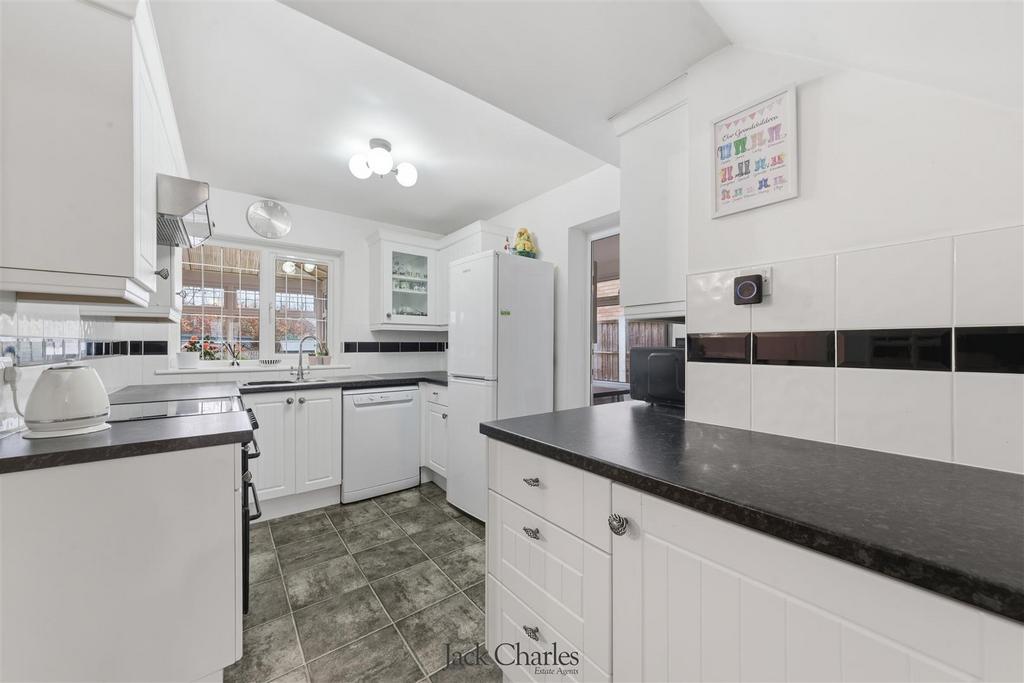 27 Croft Close-30.jpg