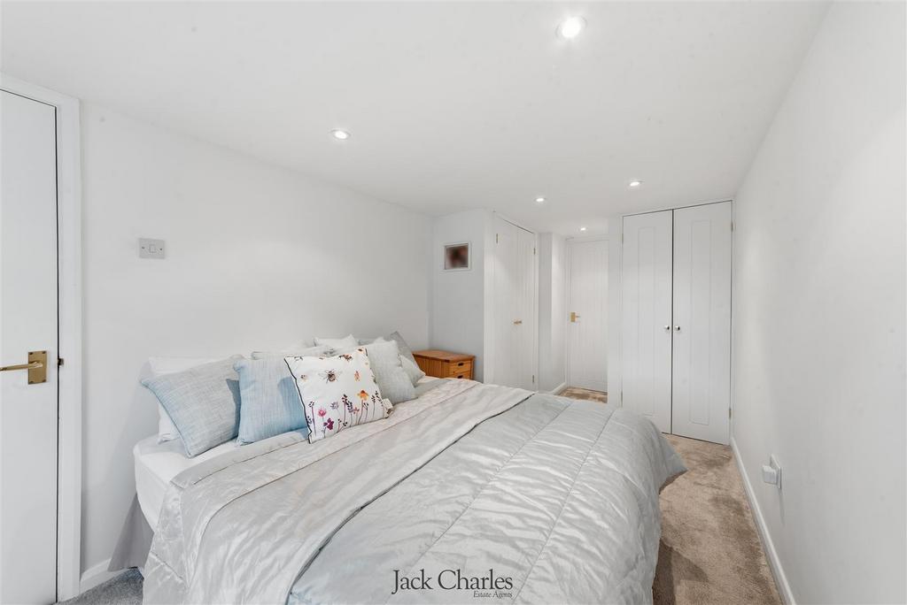 27 Croft Close-16.jpg