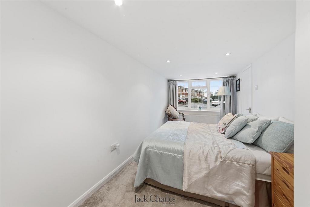 27 Croft Close-18.jpg