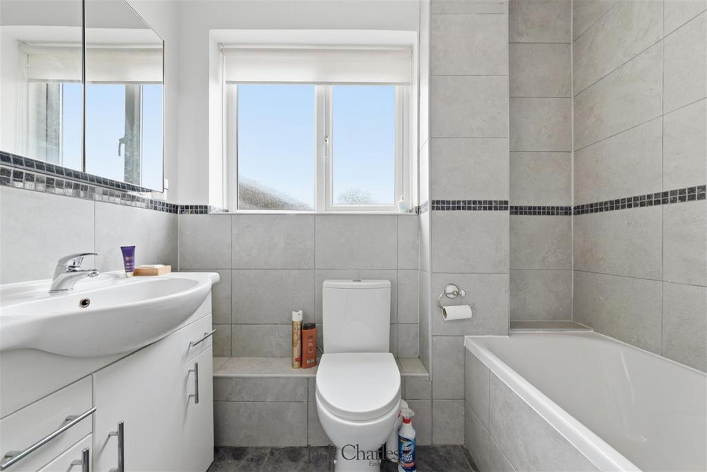 27 Croft Close-12.jpg