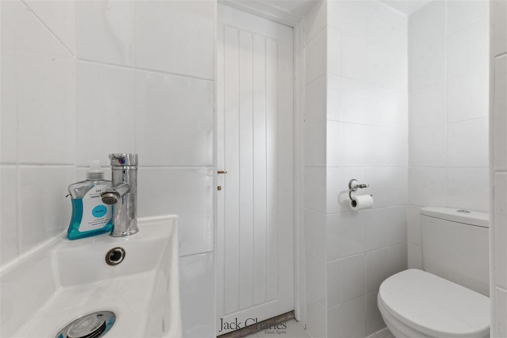 27 Croft Close-20.jpg