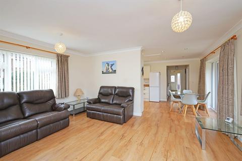 3 bedroom bungalow for sale, South Parade, PE21
