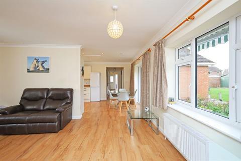 3 bedroom bungalow for sale, South Parade, PE21