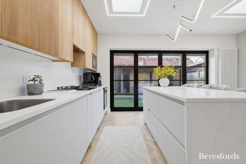 4 bedroom end of terrace house for sale, Barnstaple Road, Romford, RM3