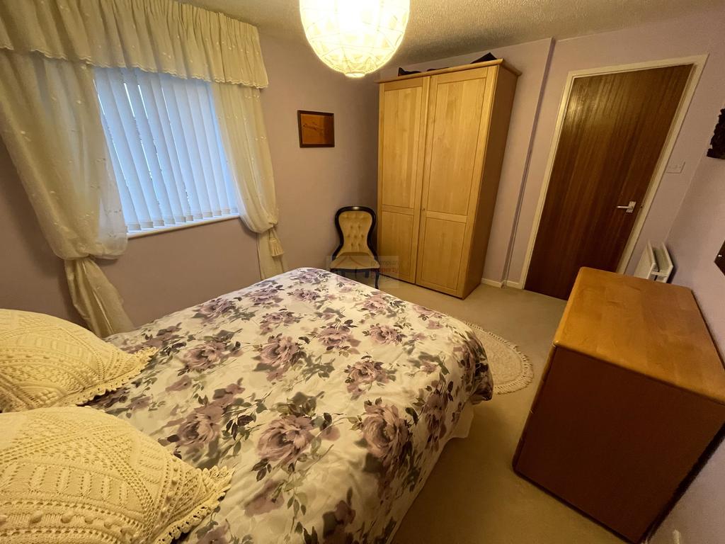 Bedroom 1b.JPG