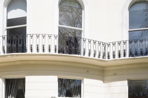 1 bedroom flat to rent, Kensington Gardens Square, London W2
