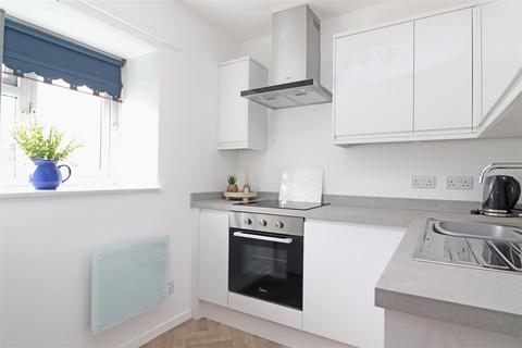 1 bedroom flat for sale, Chestnut Mead, Redhill
