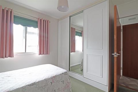 1 bedroom flat for sale, Chestnut Mead, Redhill