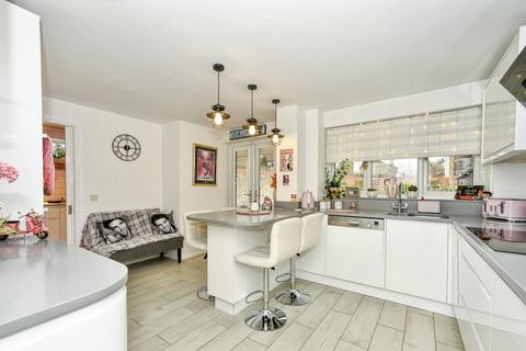 5 bedroom detached house for sale, Sevenfields, Highworth, SWINDON