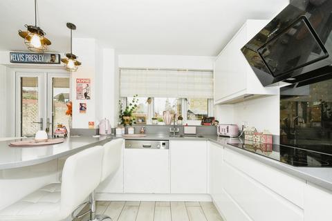 5 bedroom detached house for sale, Sevenfields, Highworth, SWINDON
