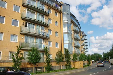2 bedroom flat to rent, Highfield Road, Feltham TW13