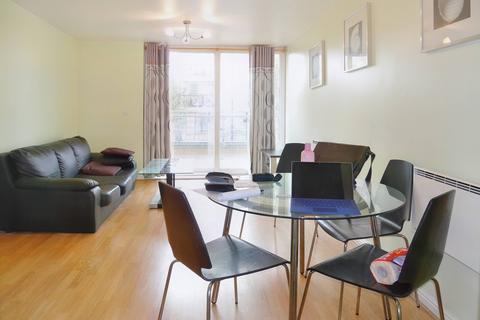 2 bedroom flat to rent, Highfield Road, Feltham TW13