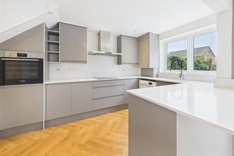 3 bedroom house to rent, Wynton Grove, Walton-On-Thames