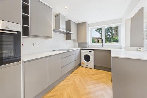 3 bedroom house to rent, Wynton Grove, Walton-On-Thames