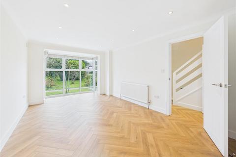 3 bedroom house to rent, Wynton Grove, Walton-On-Thames