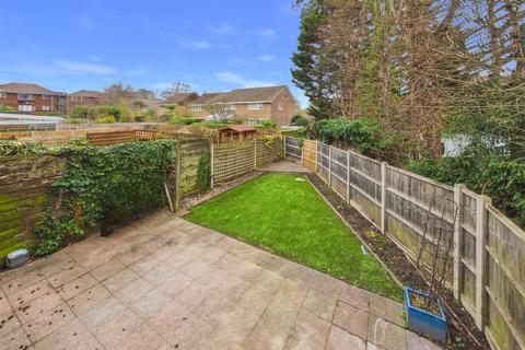 3 bedroom house to rent, Wynton Grove, Walton-On-Thames
