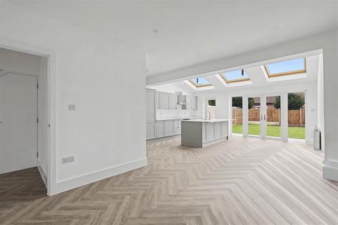 4 bedroom semi-detached house for sale, Riversfield Road, Enfield
