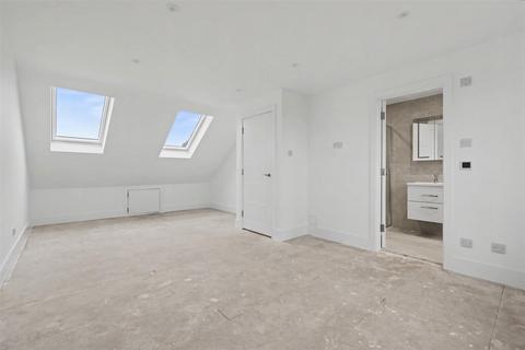 4 bedroom semi-detached house for sale, Riversfield Road, Enfield