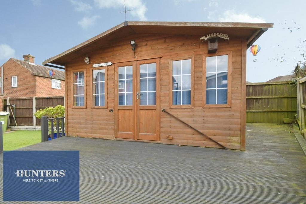 REAR GARDEN SUMMER HOUSE 01.jpg